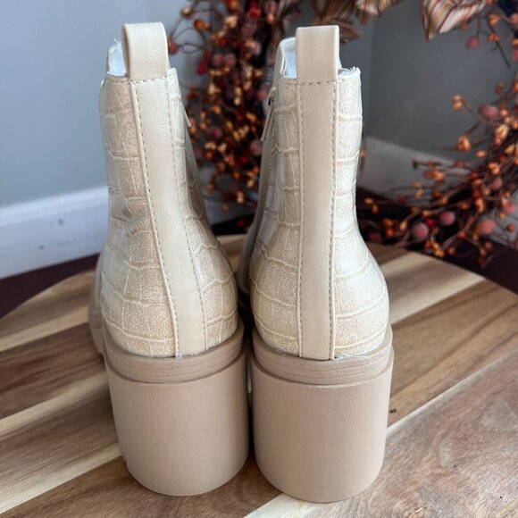 Sun + Stone Women's Veronikaa Pull-On Lug Chelsea Booties Sz 9.5M Ecru Croc - Picture 6 of 10